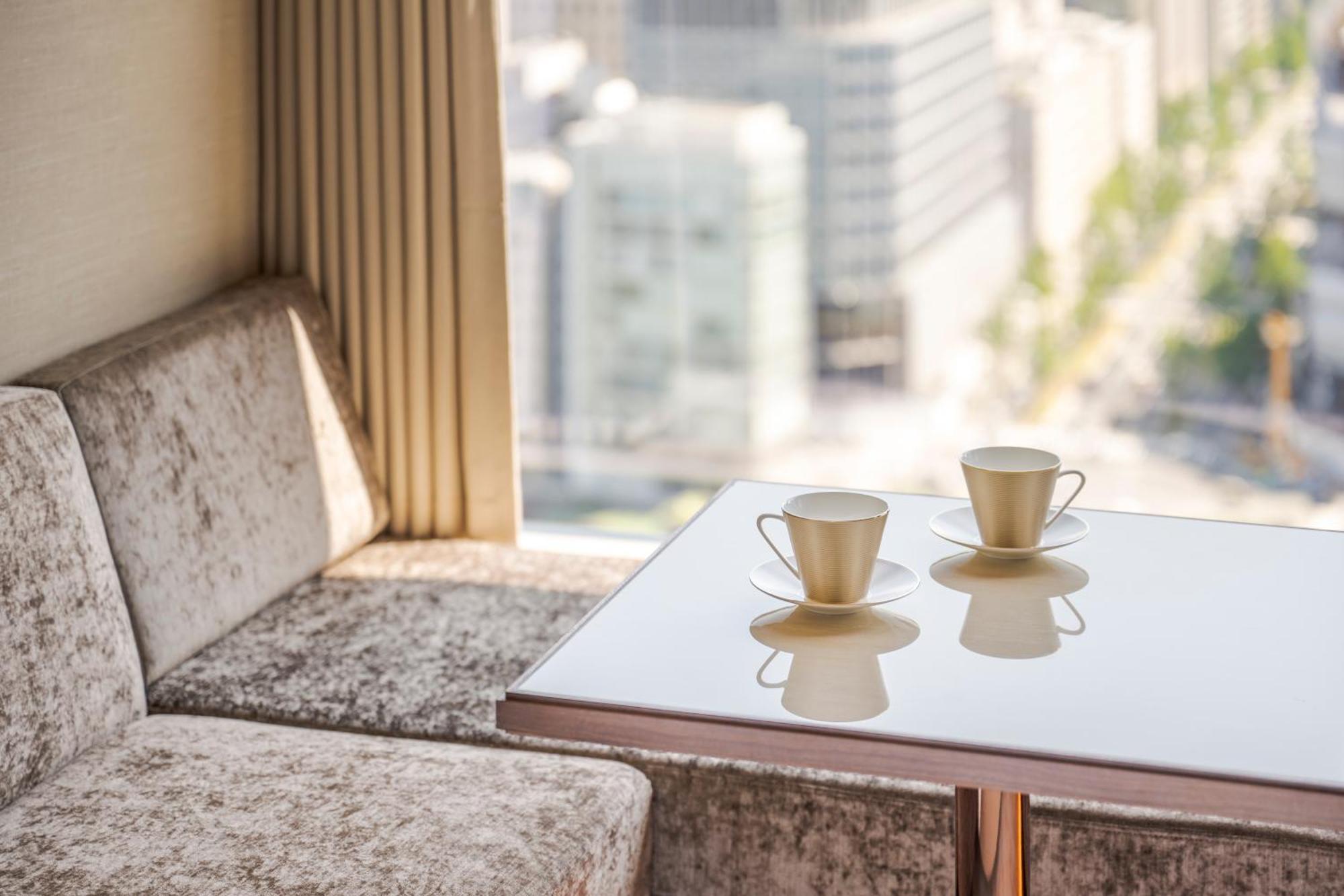 Candeo Hotels Osaka The Tower Номер фото A table with a glass top
