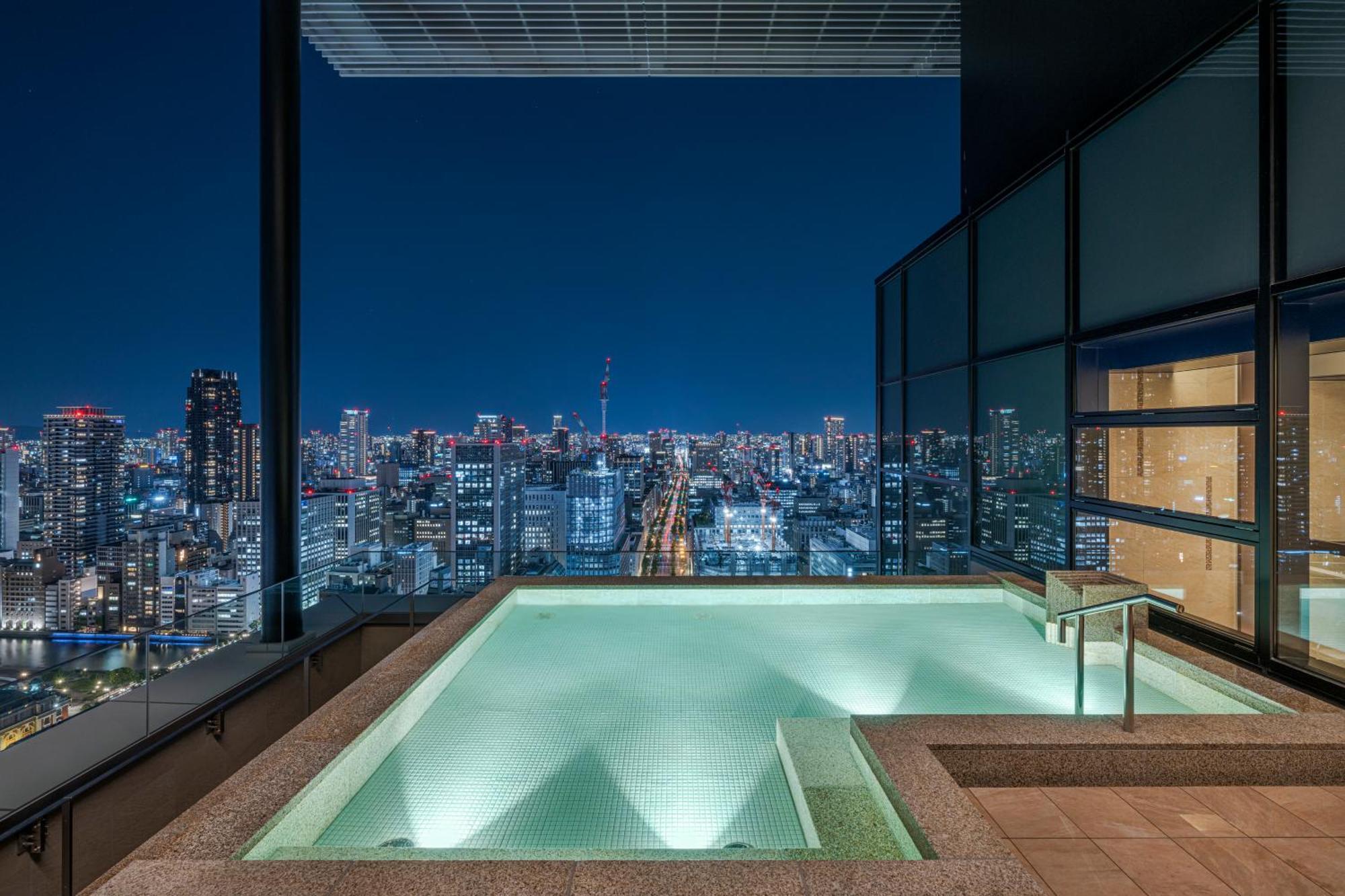 Candeo Hotels Osaka The Tower Экстерьер фото The rooftop pool at the Ritz-Carlton, Tokyo