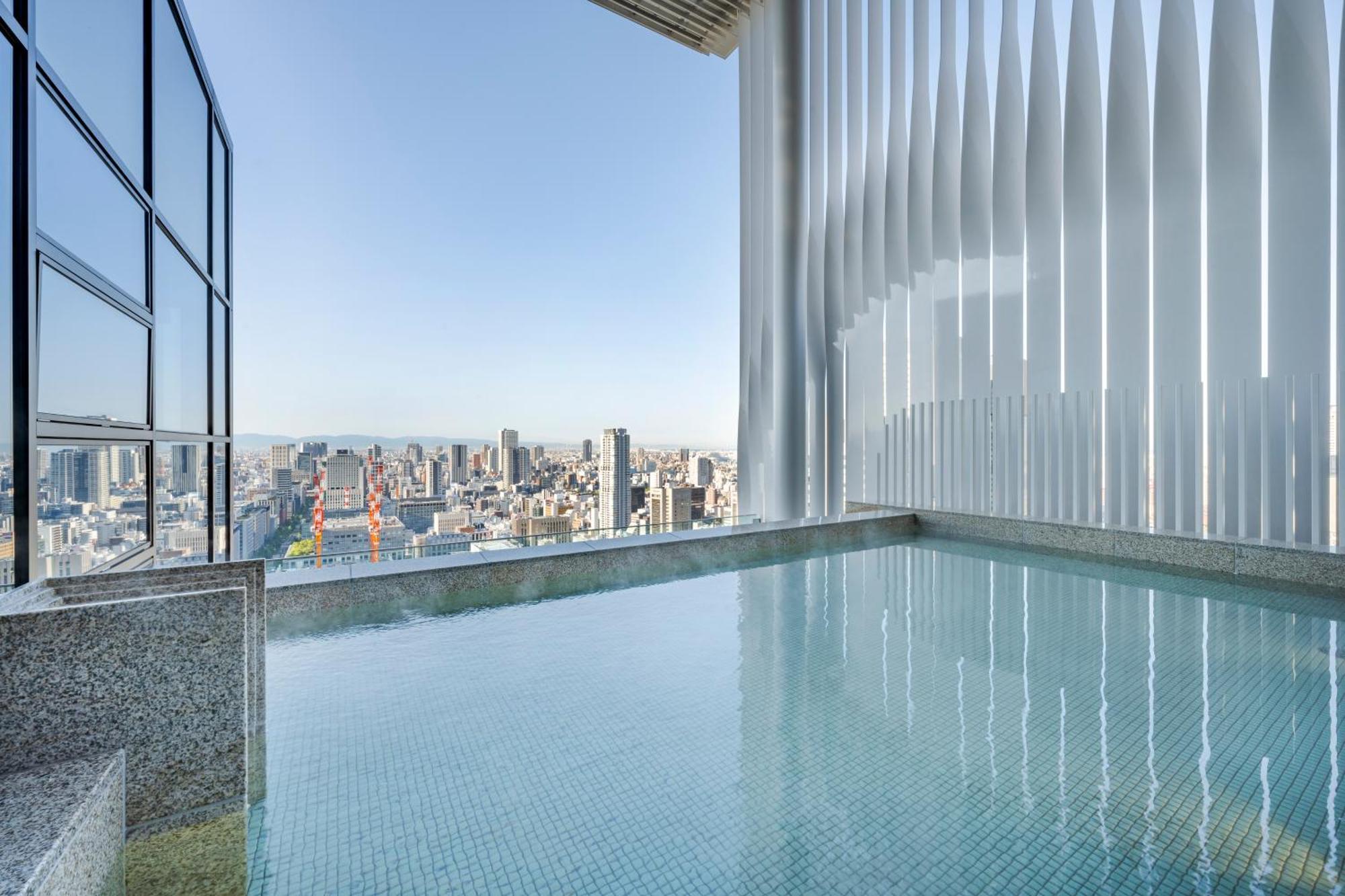 Candeo Hotels Osaka The Tower Экстерьер фото The pool at the top of the hotel
