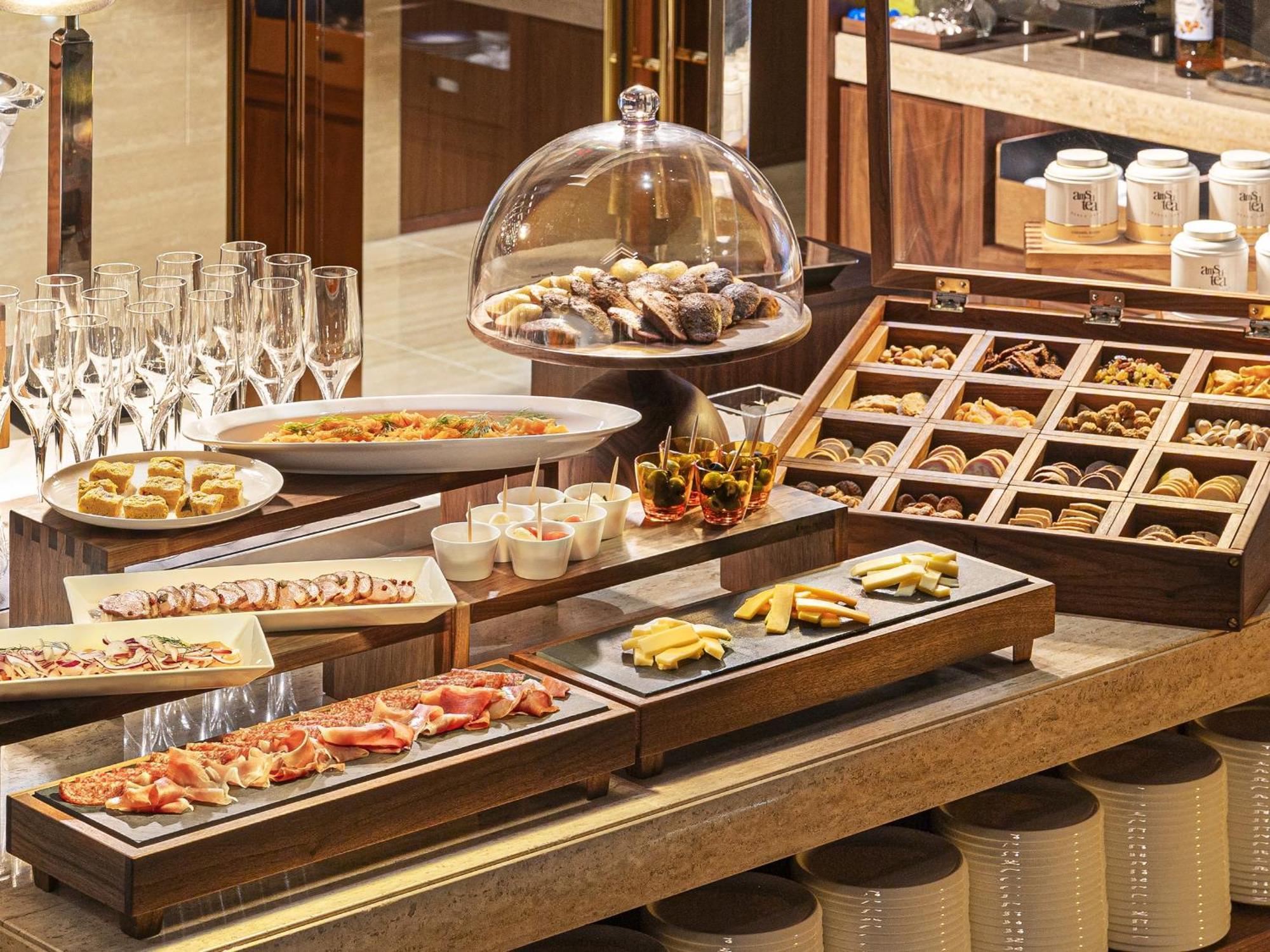 Candeo Hotels Osaka The Tower Экстерьер фото A buffet at a hotel